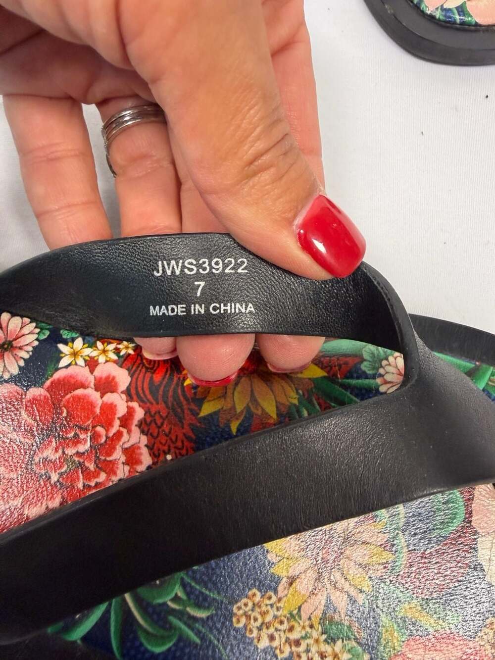 Johnny Was JWS3922 Floral Print Leather Flip Flop Sandals Size 7 - Picture 4 of 4